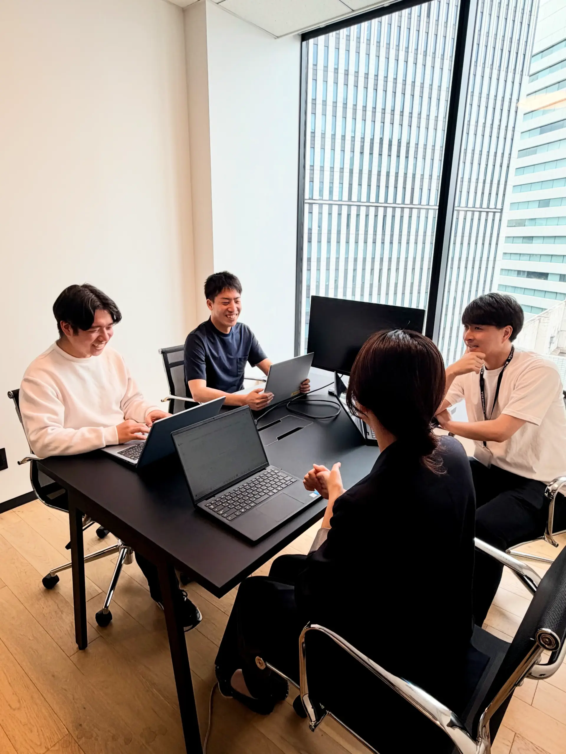 会議室で職種を越えてディスカッションするメンバー