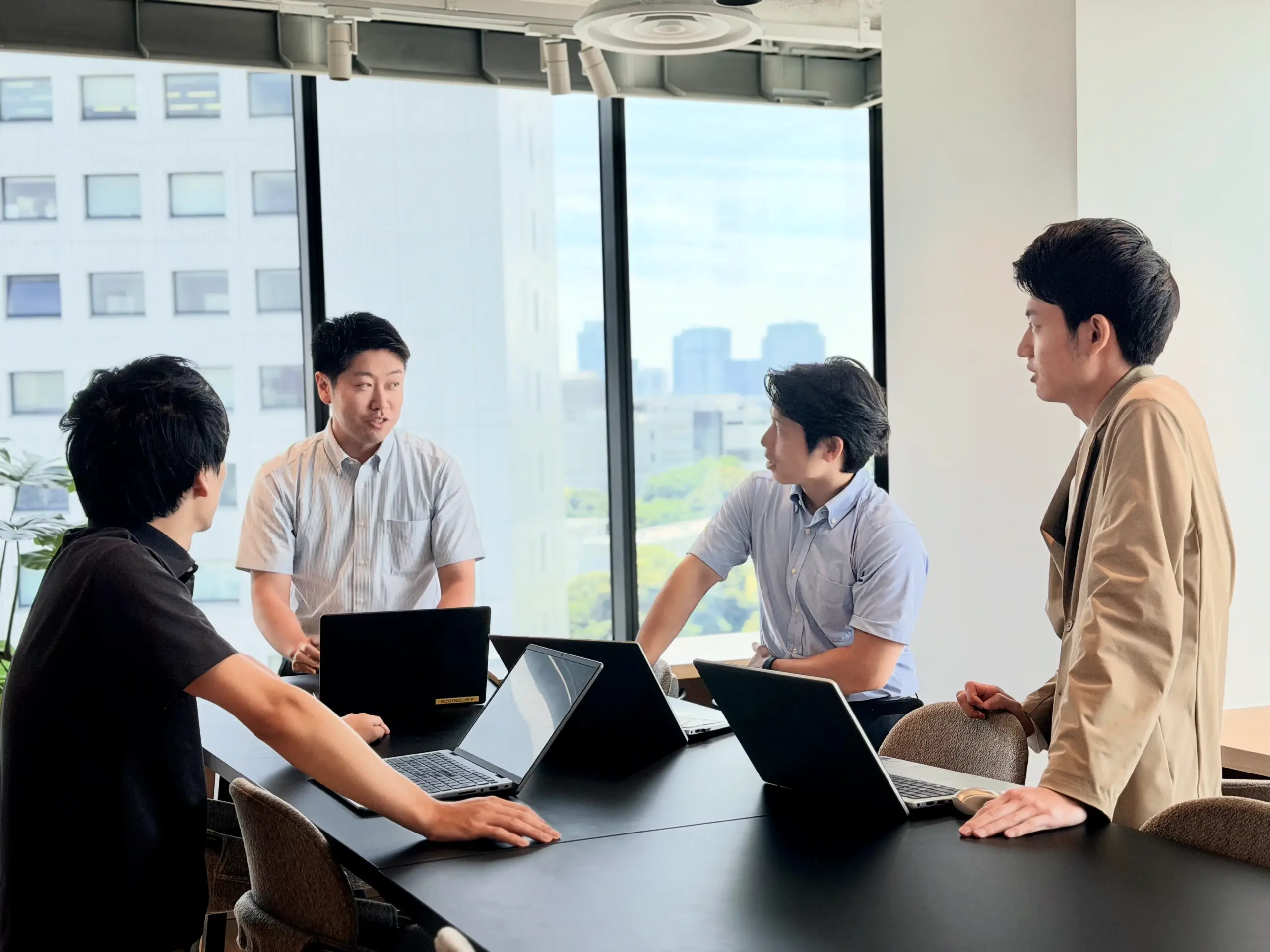 オフィスでメンバー同士が話し合う様子